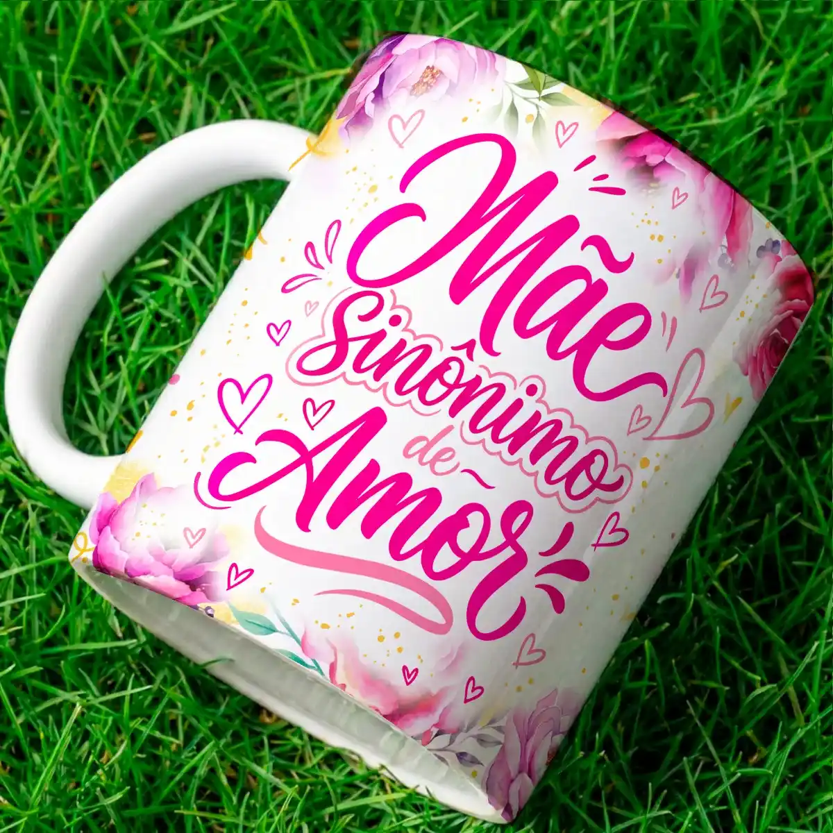 arte para caneca dia das mães mãe sinônimo de amor com fundo floral rosa, frase destacada e corações
