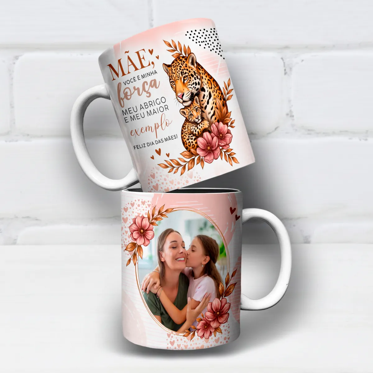 arte para caneca dia das mães onça e filhote força e exemplo com frase carinhosa e espaço para foto com moldura floral