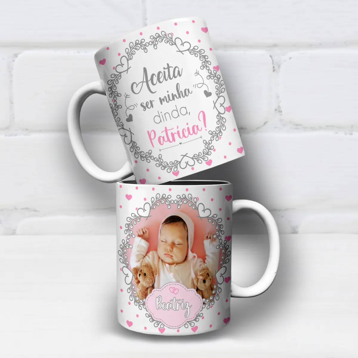 arte para caneca convite dinda com nome e foto editáveis, tons rosados, moldura para foto com corações e espaço para personalizar com nomes da madrinha e da criança