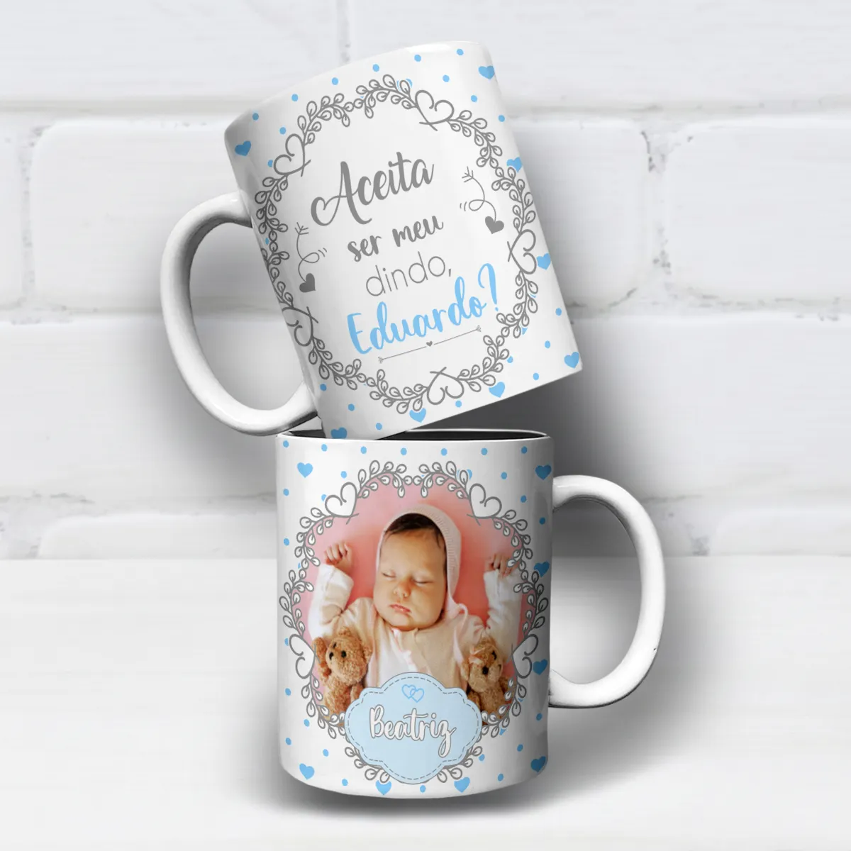 arte para caneca convite dindo com nome e foto editáveis, tons azulados, moldura para foto com corações e espaço para personalizar com nomes do padrinho e da criança