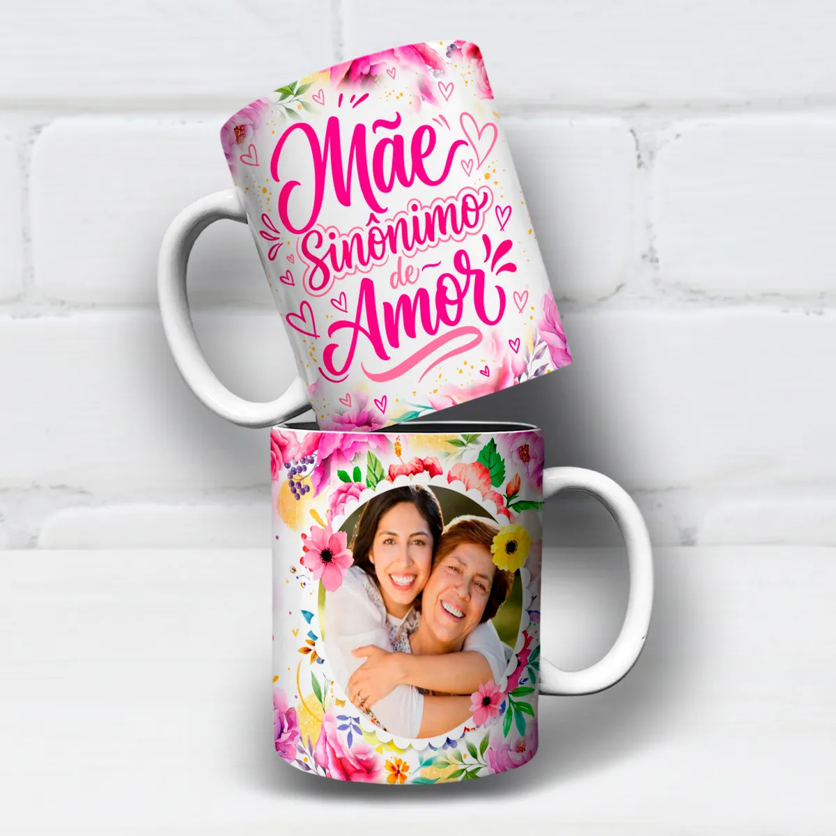 arte para caneca dia das mães mãe sinônimo de amor com fundo floral rosa, frase destacada, corações e moldura para foto