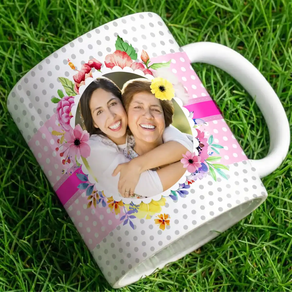 arte para caneca a vida não vem com manual vem com mãe com moldura floral para foto tema dia das mães fundo claro com bolinhas e faixa rosa