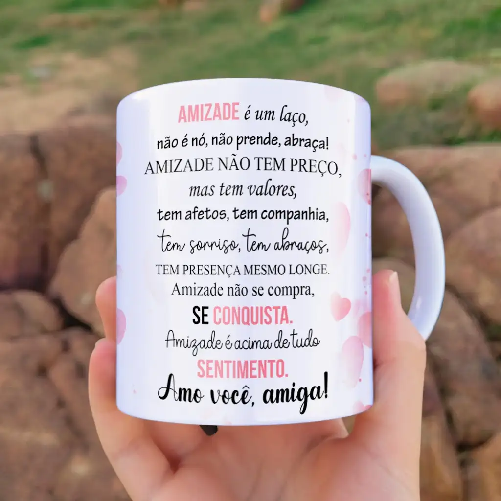 arte para caneca amigas que nossa amizade seja eterna com desenho de mãos jurando amizade, símbolo do infinito, corações e texto sobre amizade