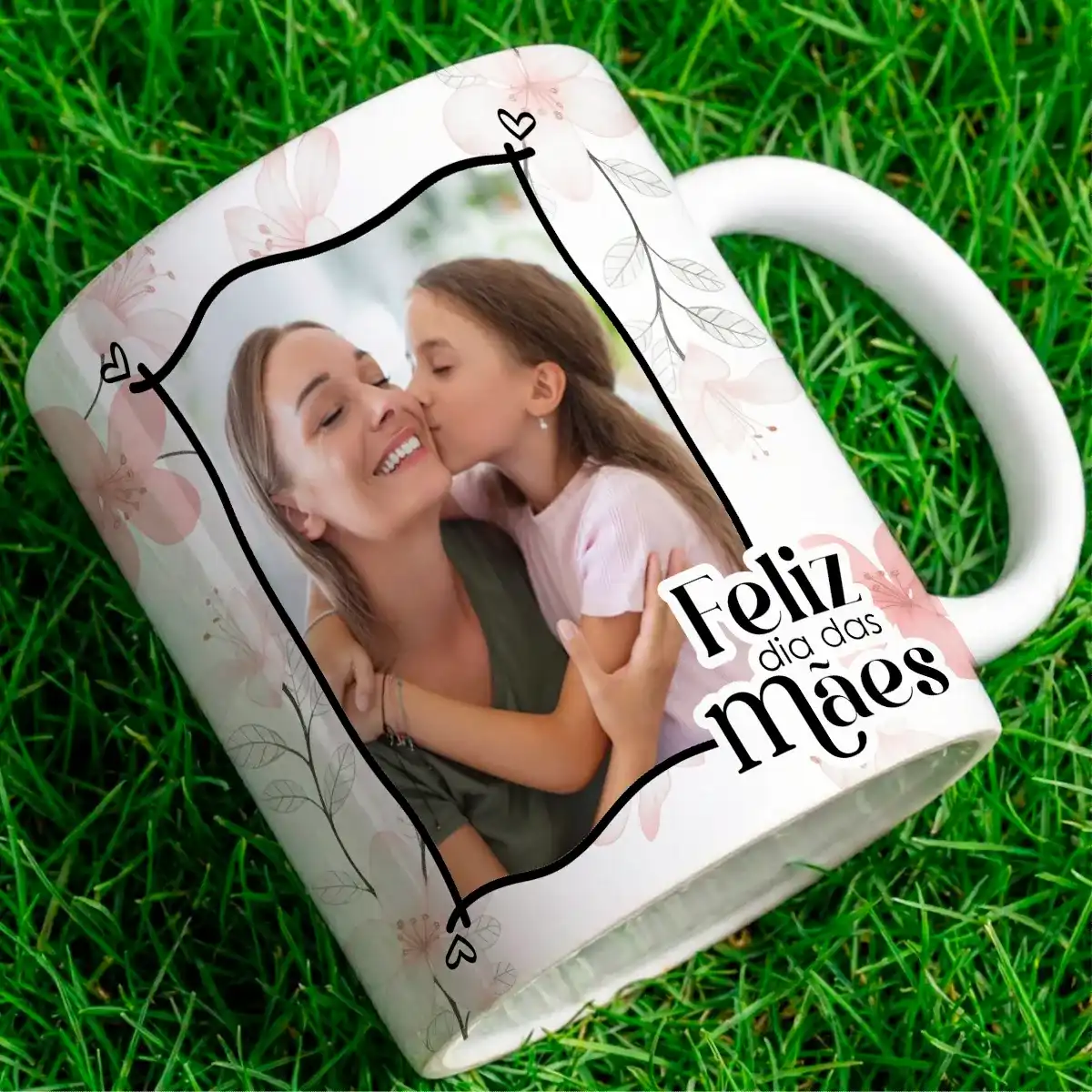 arte para caneca amor de mãe é o melhor do mundo no tema de dia das mães com fundo claro floral, moldura para inserir foto e mensagem feliz dia das mães