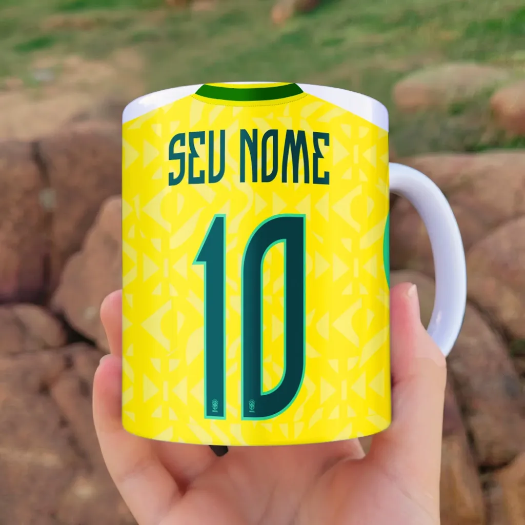 arte para caneca camisa seleção brasileira 2026 amarela com detalhes verdes e espaço para personalização de nome e número