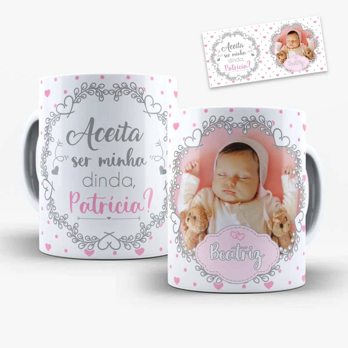 arte para caneca convite dinda com nome e foto editáveis, tons rosados, moldura para foto com corações e espaço para personalizar com nomes da madrinha e da criança