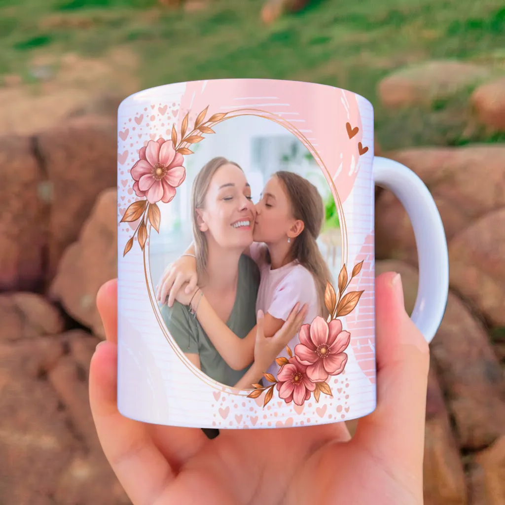 arte para caneca dia das mães onça e filhote força e exemplo com frase carinhosa e espaço para foto com moldura floral