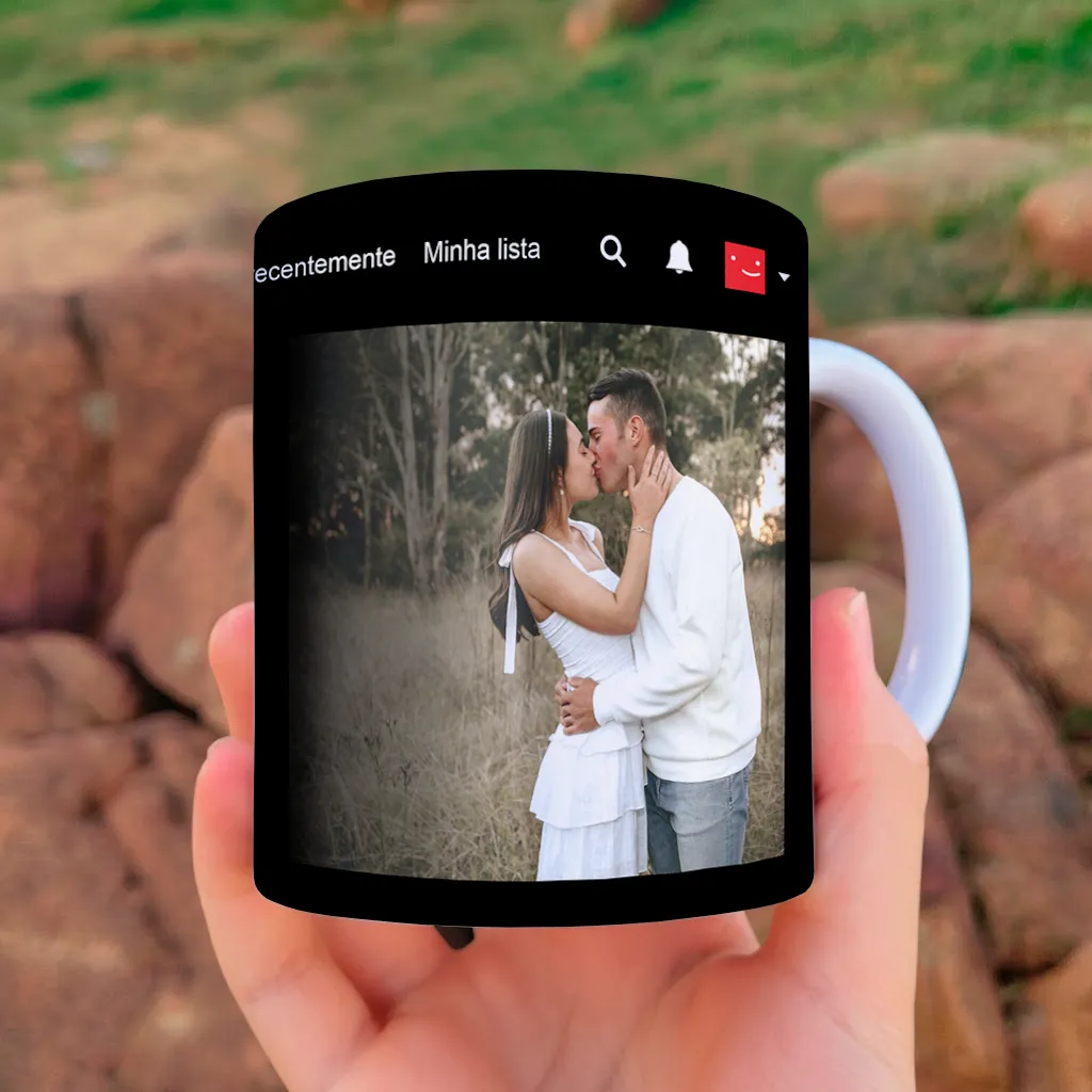 arte para caneca namorados netflix com layout inspirado na plataforma de streaming, espaço para fotos do casal, nomes e mensagem romântica personalizável