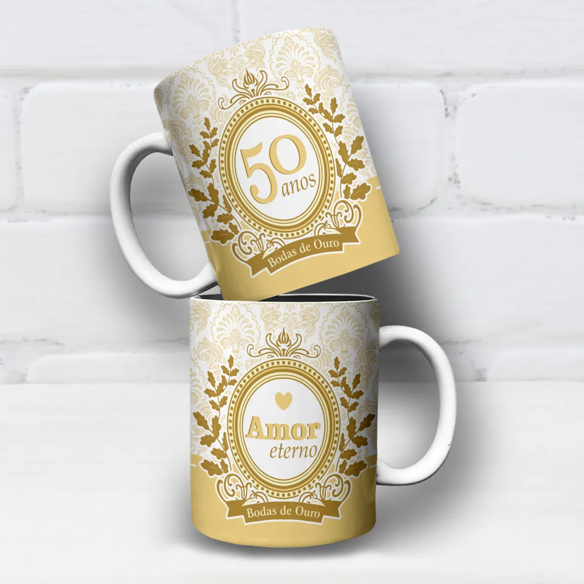 arte para caneca bodas de ouro 50 anos de casados com tons dourados, ornamentos delicados e frases Amor Eterno e Bodas de Ouro