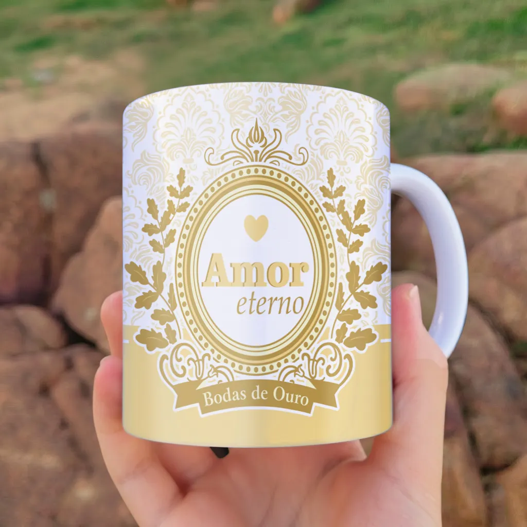 arte para caneca bodas de ouro 50 anos de casados com tons dourados, ornamentos delicados e frase Amor Eterno