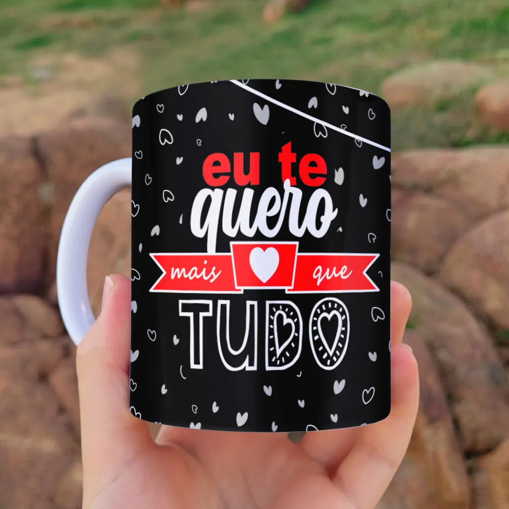 arte para caneca namorados eu te quero mais que tudo com fundo preto com corações