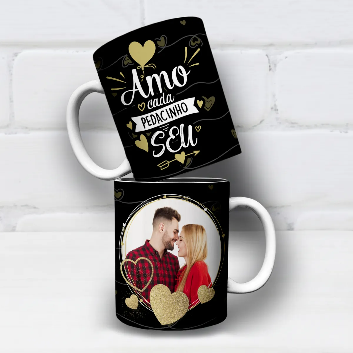 arte para caneca namorados amo cada pedacinho seu com fundo escuro, detalhes dourados, corações e espaço para foto do casal