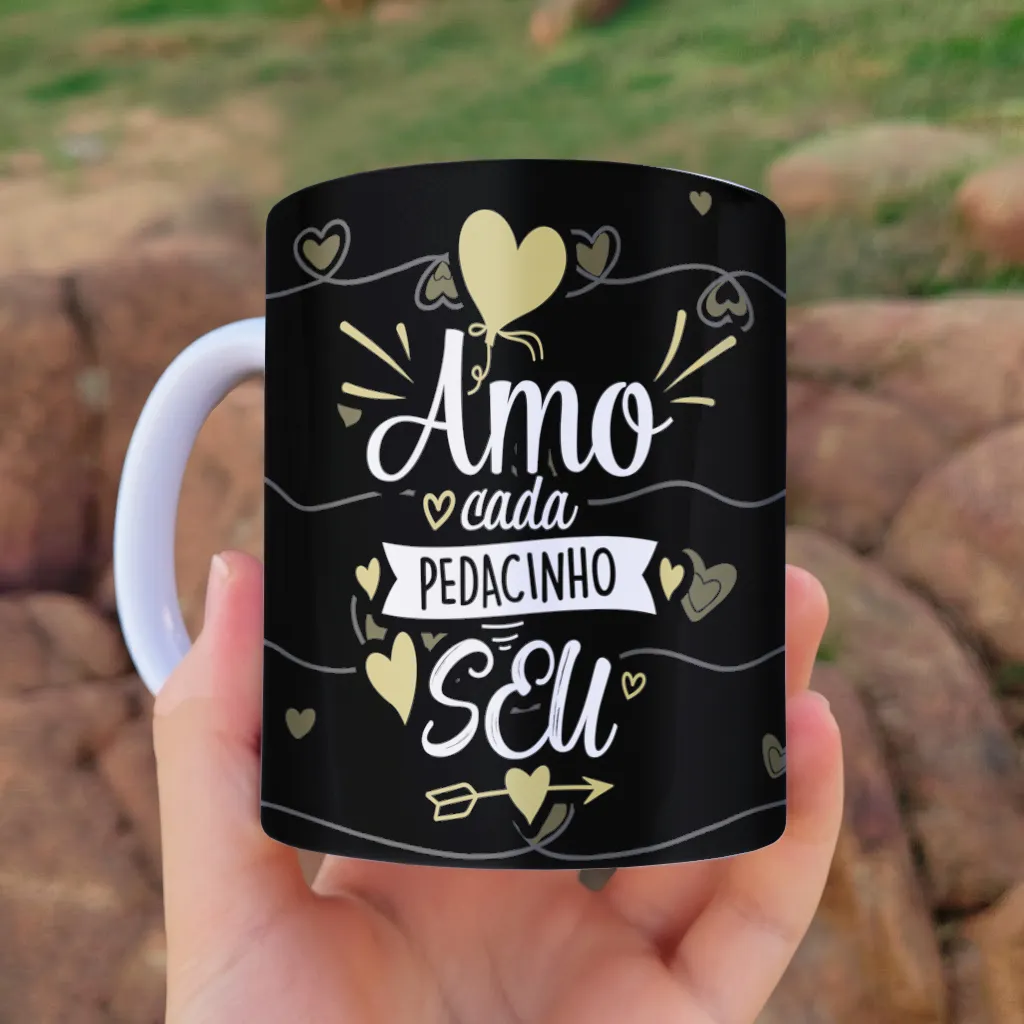 arte para caneca namorados amo cada pedacinho seu com fundo escuro, detalhes dourados e corações
