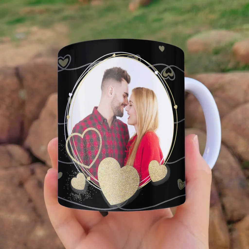 arte para caneca namorados com fundo escuro, detalhes dourados, corações e espaço para foto do casal