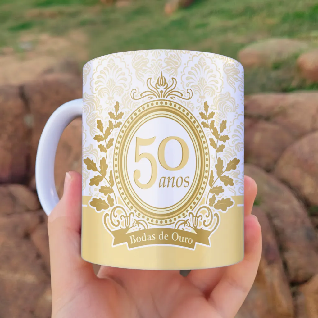 arte para caneca bodas de ouro 50 anos de casados com tons dourados e ornamentos delicados