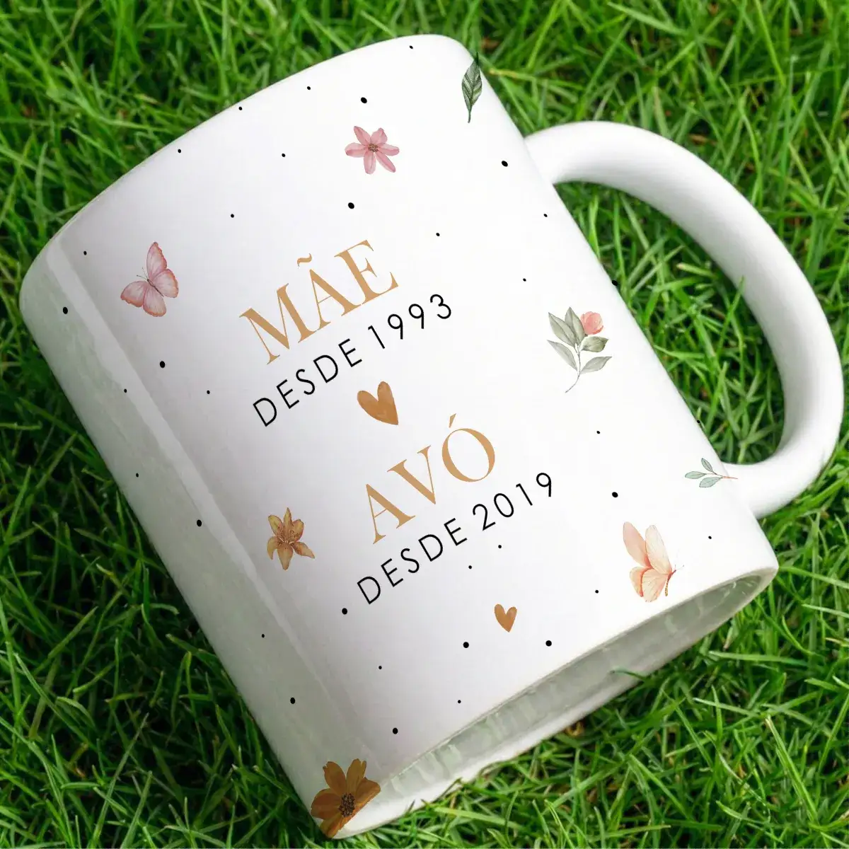 arte para caneca vovó mãe desde e avó desde com flores borboletas, fundo claro e textos dos anos personalizáveis