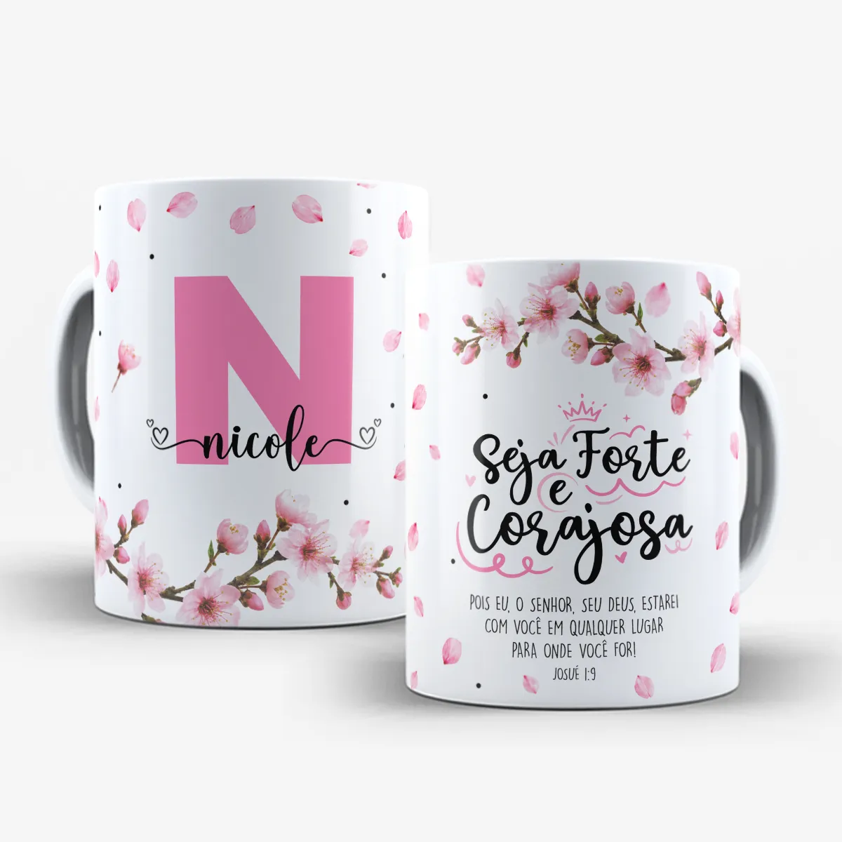arte para caneca seja forte e corajosa com inicial e nome cerejeira, flores de cerejeiras delicadas e versículo Josué 1:9