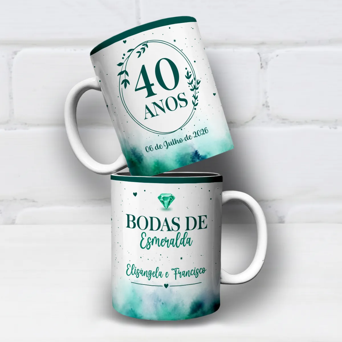 arte para caneca 40 anos de casados bodas de esmeralda com esmeralda, folhas, corações, fundo aquarela verde e espaço para nomes e data
