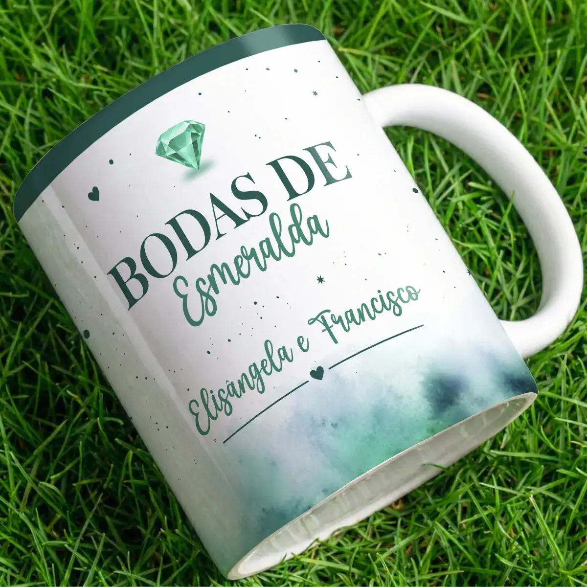 arte para caneca 40 anos de casados bodas de esmeralda com esmeralda, folhas, corações, fundo aquarela verde e espaço para nomes
