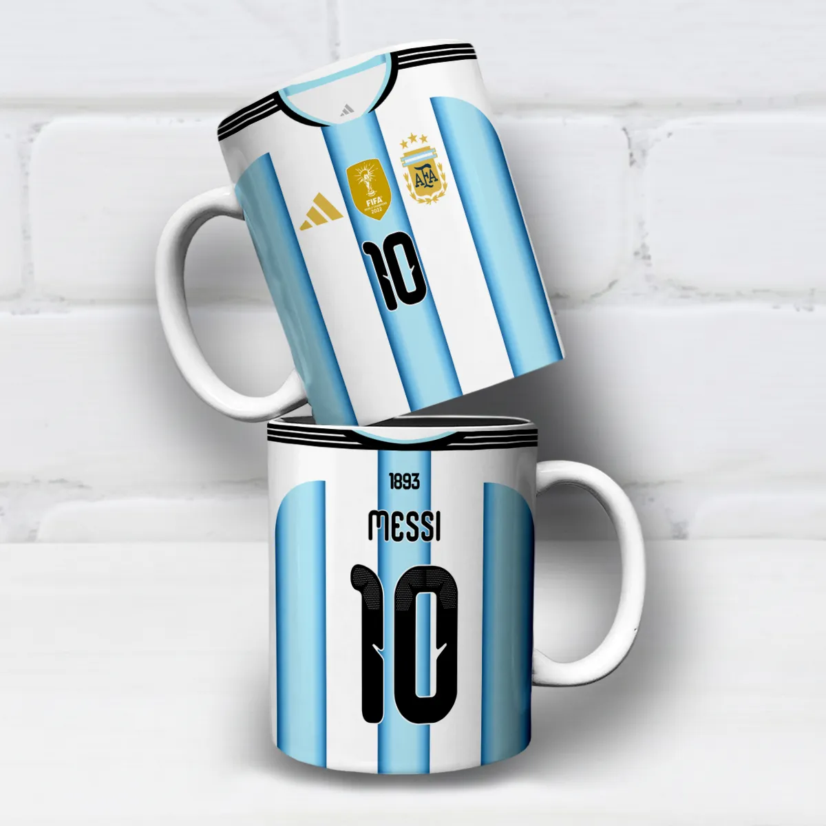 arte para caneca camisa Argentina 2026 Messi com listras azul claro e branco, número 10, escudo e selo de campeã mundial 2022