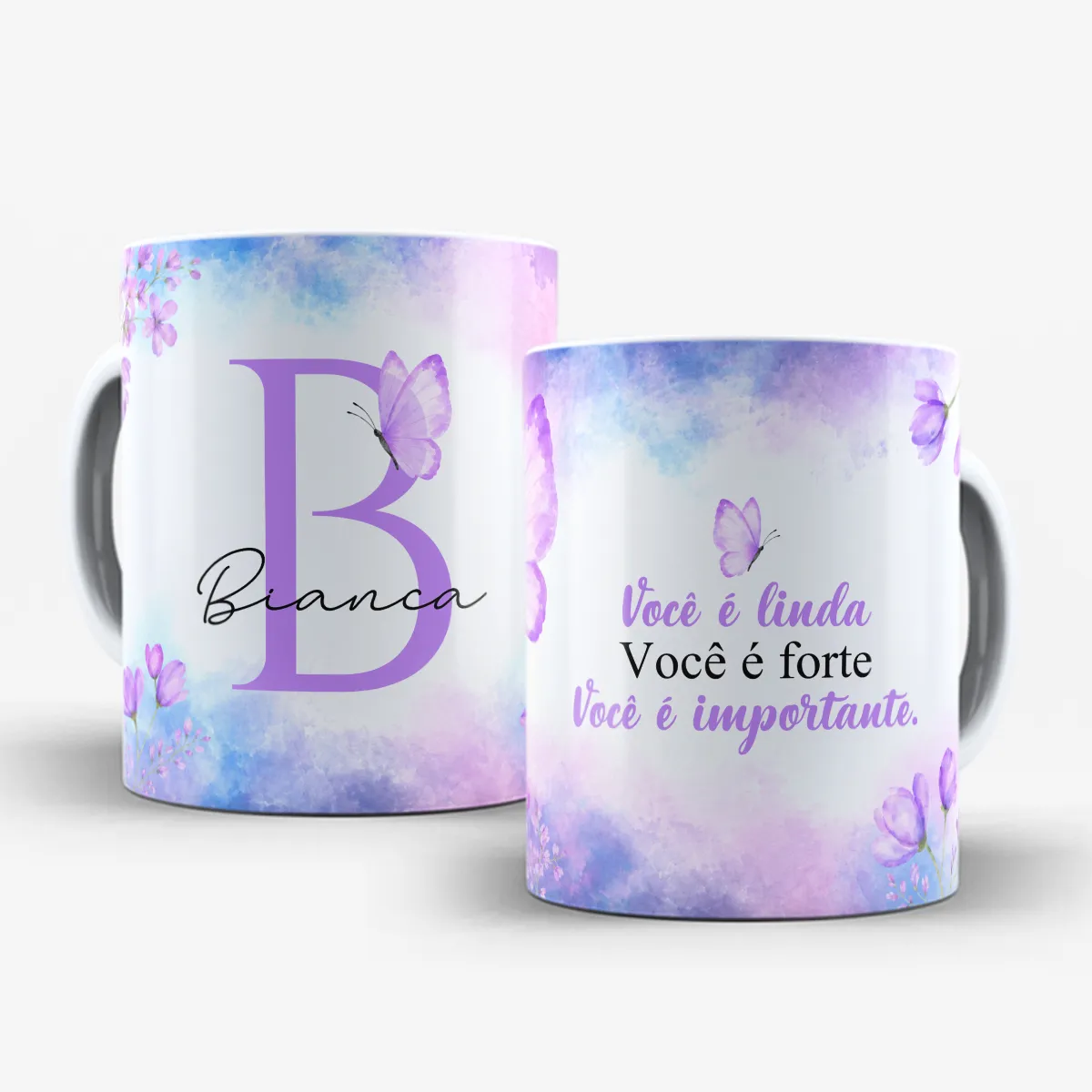 arte para caneca alfabeto floral lilás borboleta com inicial e nome, flores e borboletas nas bordas, frase motivacional para amiga e espaço para nome