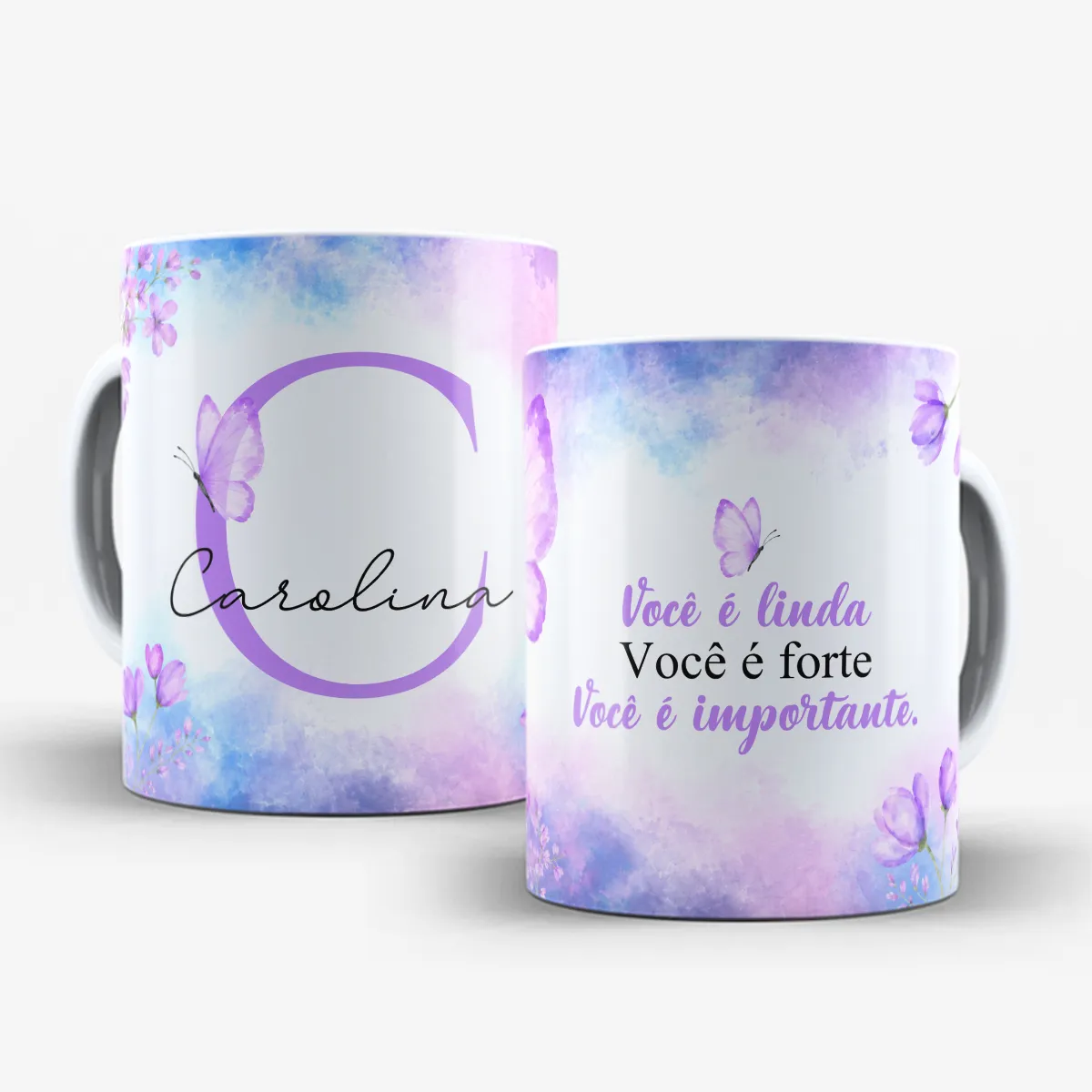 arte para caneca alfabeto floral lilás borboleta com inicial e nome, flores e borboletas nas bordas, frase motivacional para amiga e espaço para nome