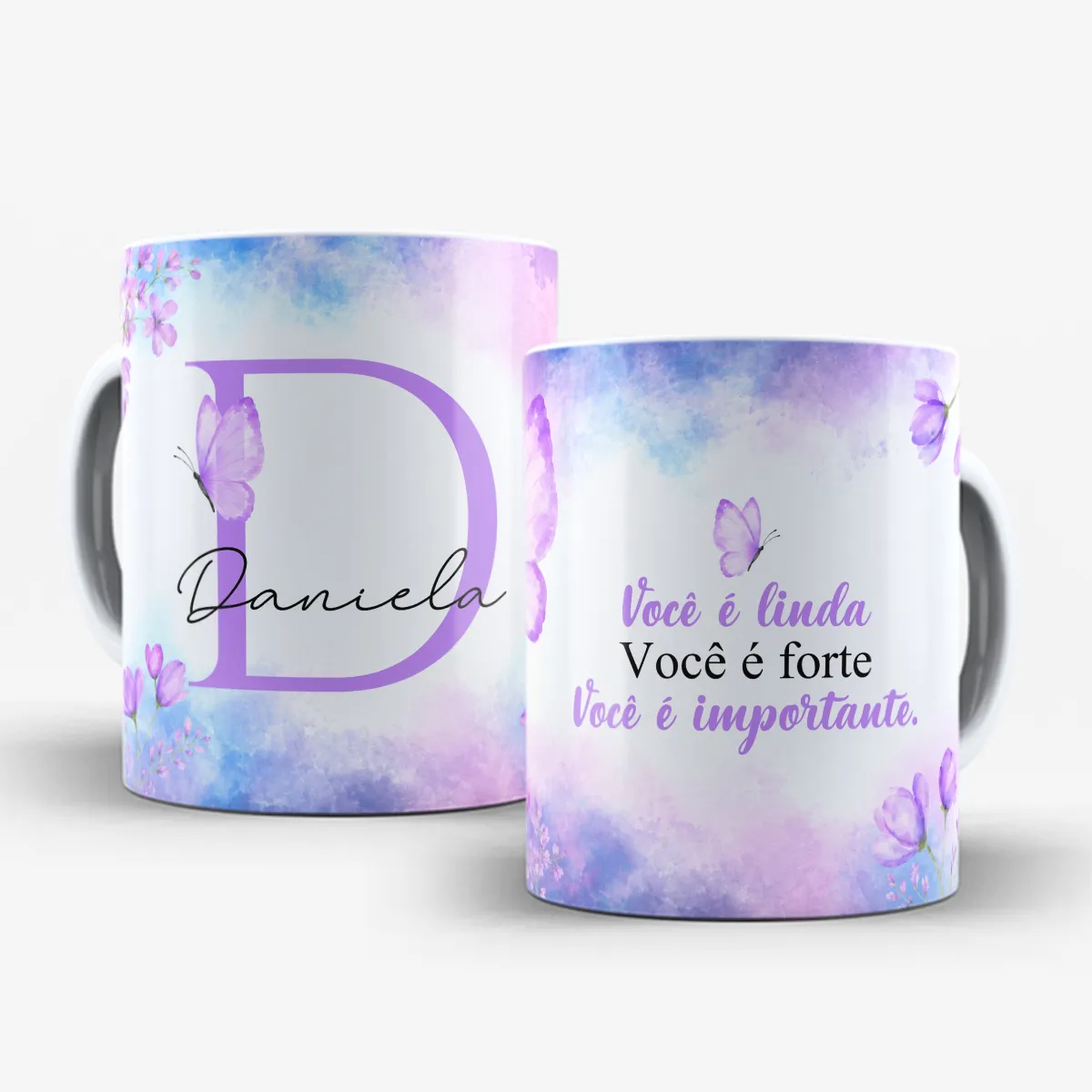 arte para caneca alfabeto floral lilás borboleta com inicial e nome, flores e borboletas nas bordas, frase motivacional para amiga e espaço para nome