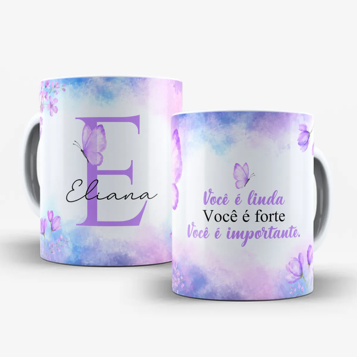 arte para caneca alfabeto floral lilás borboleta com inicial e nome, flores e borboletas nas bordas, frase motivacional para amiga e espaço para nome