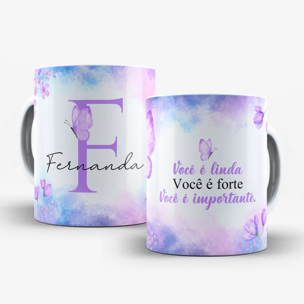 arte para caneca alfabeto floral lilás borboleta com inicial e nome, flores e borboletas nas bordas, frase motivacional para amiga e espaço para nome