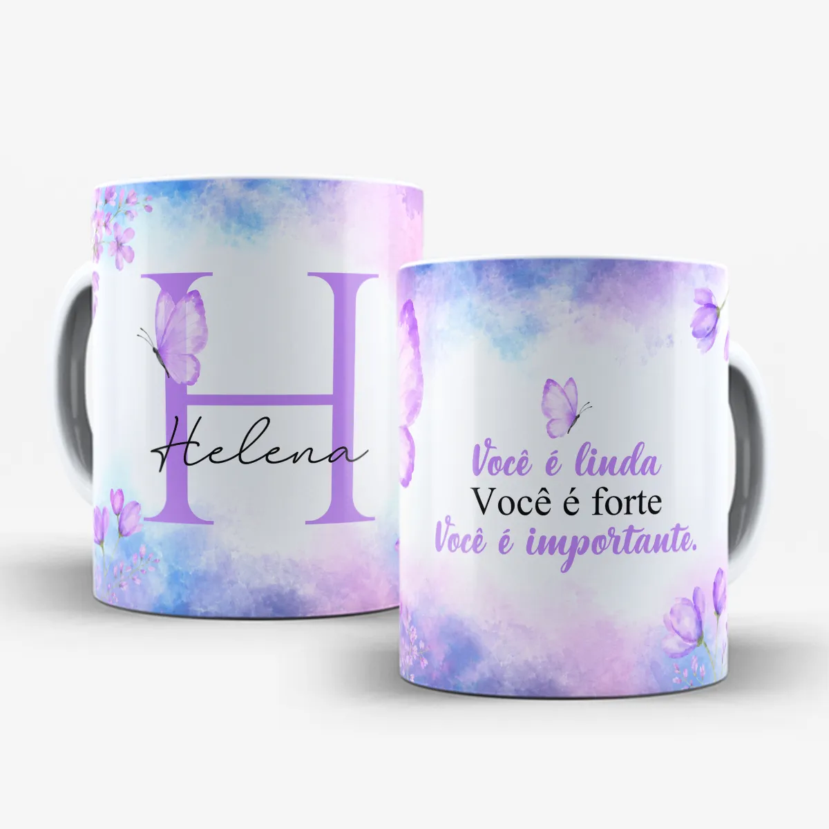 arte para caneca alfabeto floral lilás borboleta com inicial e nome, flores e borboletas nas bordas, frase motivacional para amiga e espaço para nome