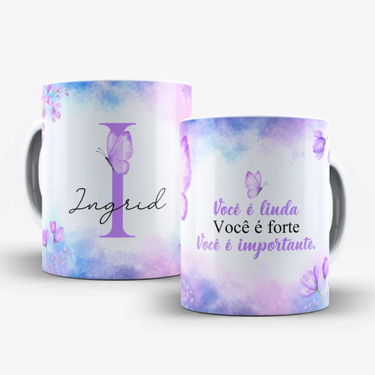 arte para caneca alfabeto floral lilás borboleta com inicial e nome, flores e borboletas nas bordas, frase motivacional para amiga e espaço para nome