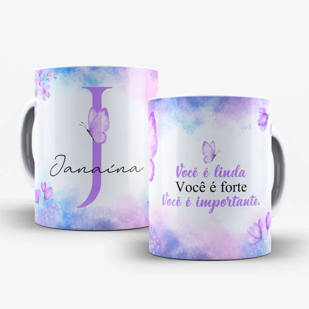 arte para caneca alfabeto floral lilás borboleta com inicial e nome, flores e borboletas nas bordas, frase motivacional para amiga e espaço para nome
