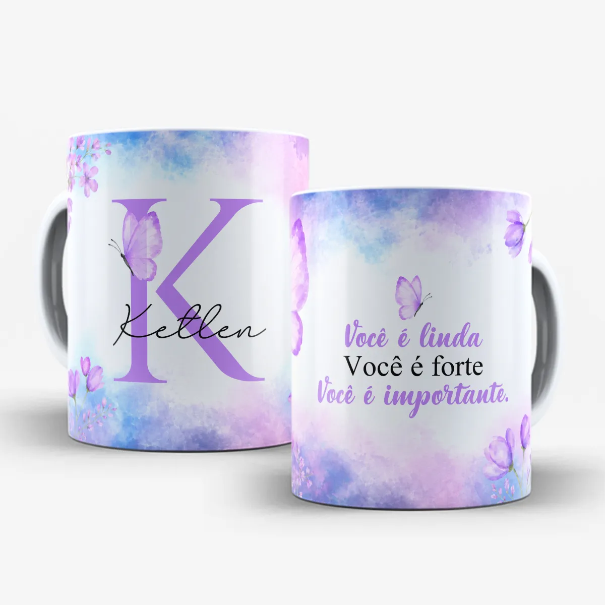arte para caneca alfabeto floral lilás borboleta com inicial e nome, flores e borboletas nas bordas, frase motivacional para amiga e espaço para nome