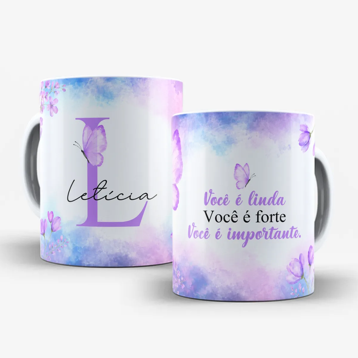arte para caneca alfabeto floral lilás borboleta com inicial e nome, flores e borboletas nas bordas, frase motivacional para amiga e espaço para nome