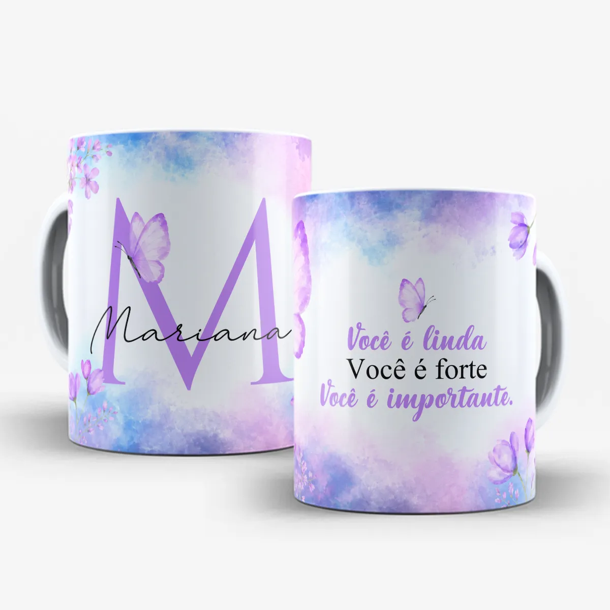 arte para caneca alfabeto floral lilás borboleta com inicial e nome, flores e borboletas nas bordas, frase motivacional para amiga e espaço para nome