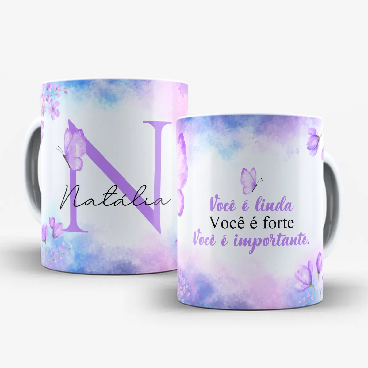 arte para caneca alfabeto floral lilás borboleta com inicial e nome, flores e borboletas nas bordas, frase motivacional para amiga e espaço para nome