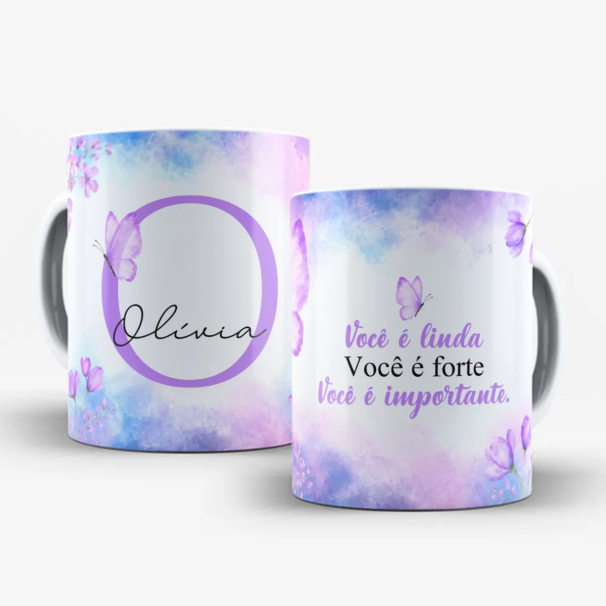 arte para caneca alfabeto floral lilás borboleta com inicial e nome, flores e borboletas nas bordas, frase motivacional para amiga e espaço para nome