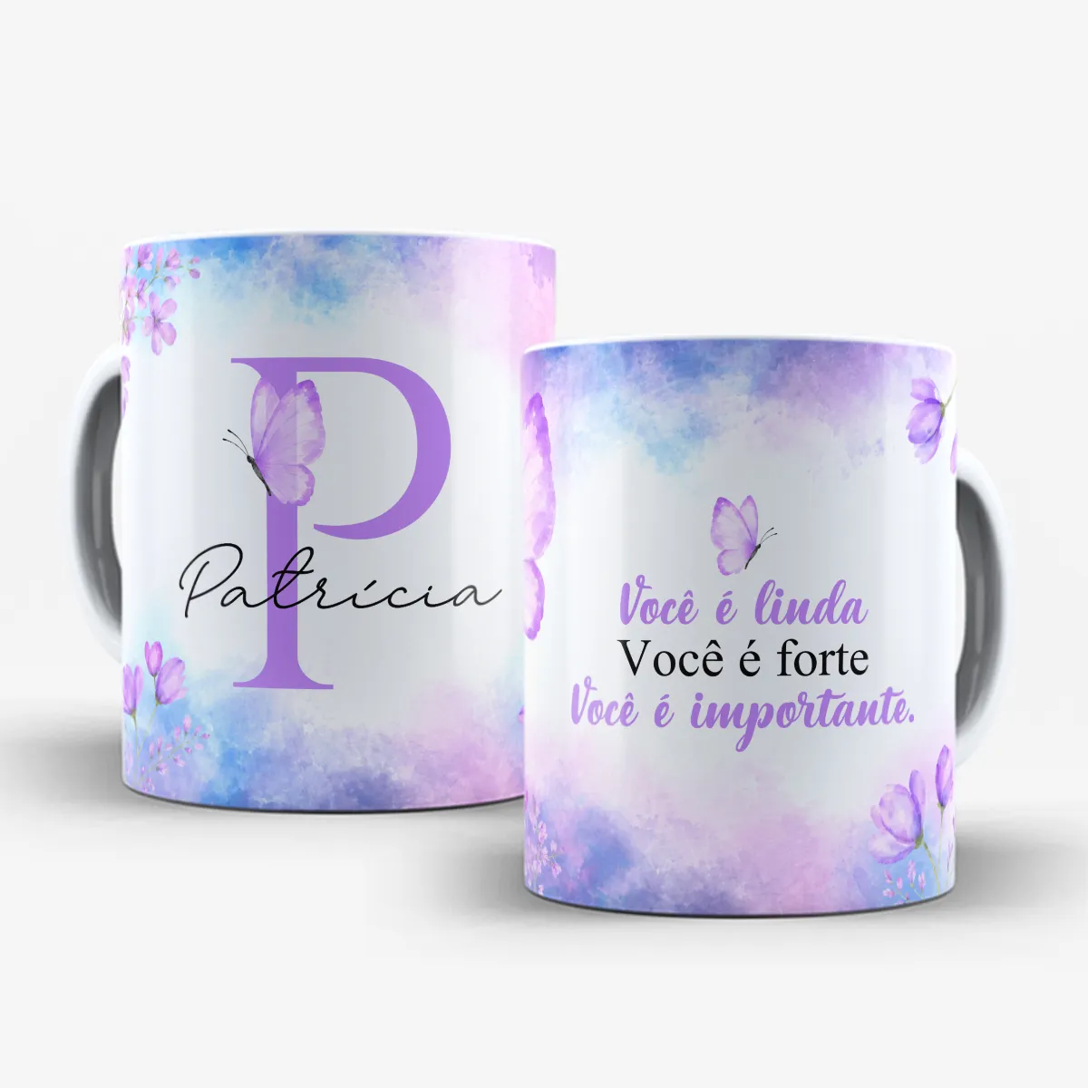 arte para caneca alfabeto floral lilás borboleta com inicial e nome, flores e borboletas nas bordas, frase motivacional para amiga e espaço para nome