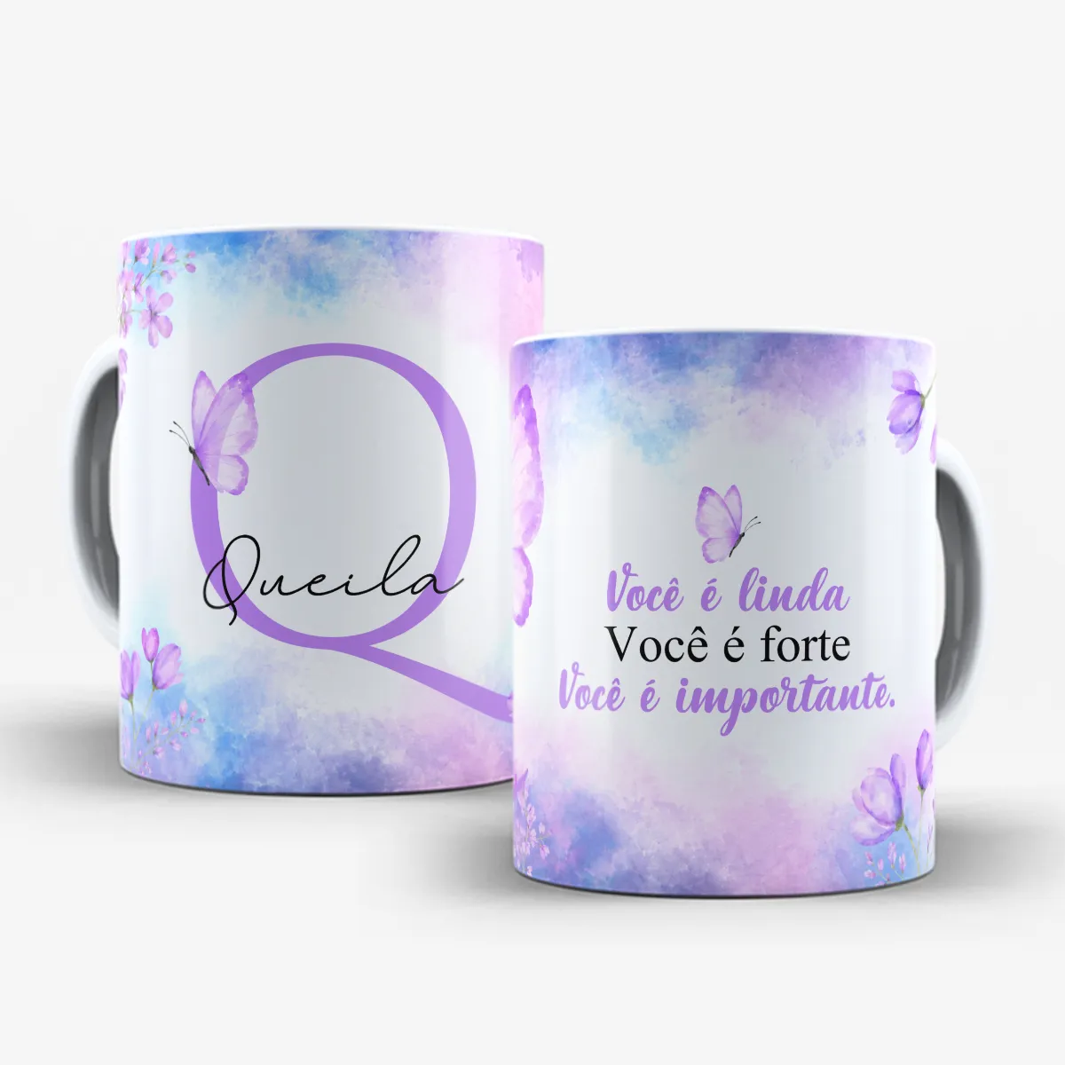 arte para caneca alfabeto floral lilás borboleta com inicial e nome, flores e borboletas nas bordas, frase motivacional para amiga e espaço para nome