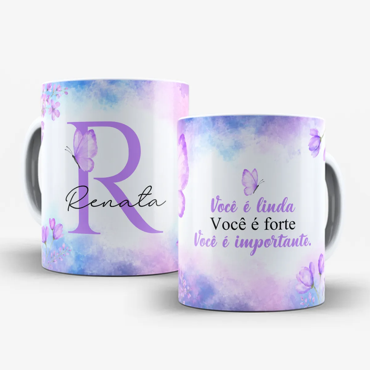 arte para caneca alfabeto floral lilás borboleta com inicial e nome, flores e borboletas nas bordas, frase motivacional para amiga e espaço para nome