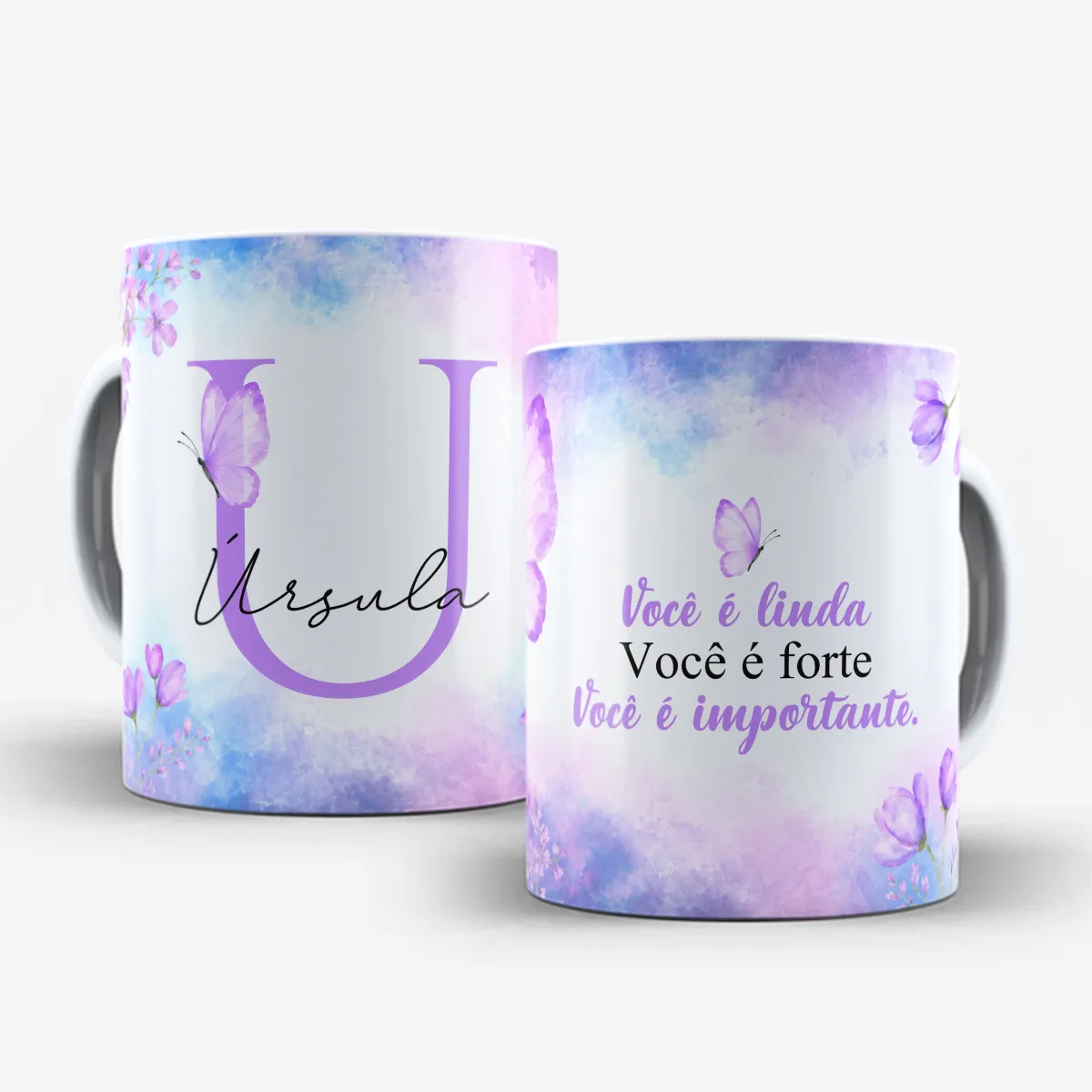 arte para caneca alfabeto floral lilás borboleta com inicial e nome, flores e borboletas nas bordas, frase motivacional para amiga e espaço para nome