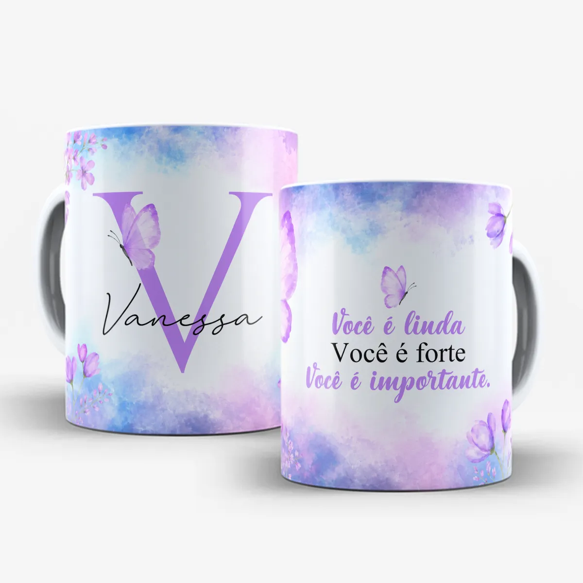 arte para caneca alfabeto floral lilás borboleta com inicial e nome, flores e borboletas nas bordas, frase motivacional para amiga e espaço para nome