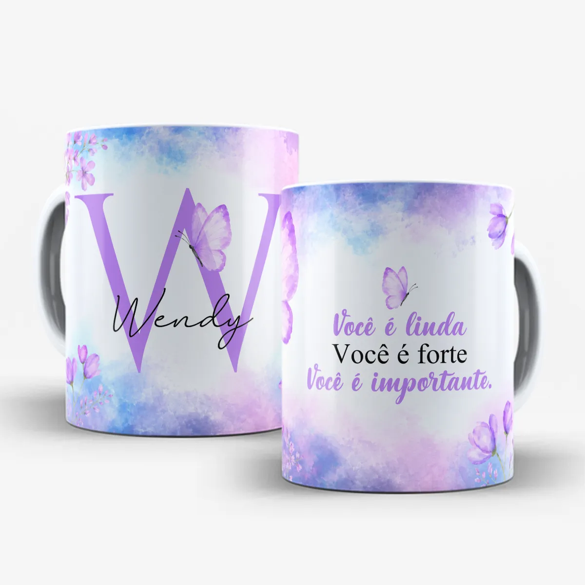 arte para caneca alfabeto floral lilás borboleta com inicial e nome, flores e borboletas nas bordas, frase motivacional para amiga e espaço para nome