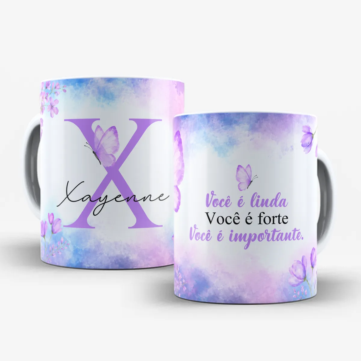 arte para caneca alfabeto floral lilás borboleta com inicial e nome, flores e borboletas nas bordas, frase motivacional para amiga e espaço para nome