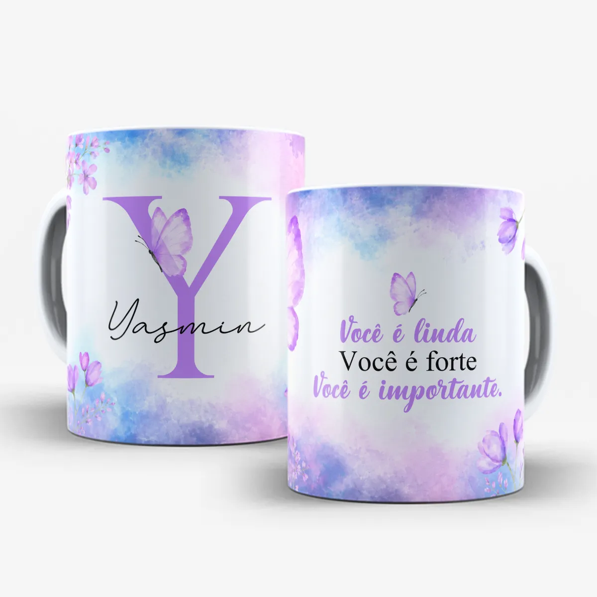arte para caneca alfabeto floral lilás borboleta com inicial e nome, flores e borboletas nas bordas, frase motivacional para amiga e espaço para nome