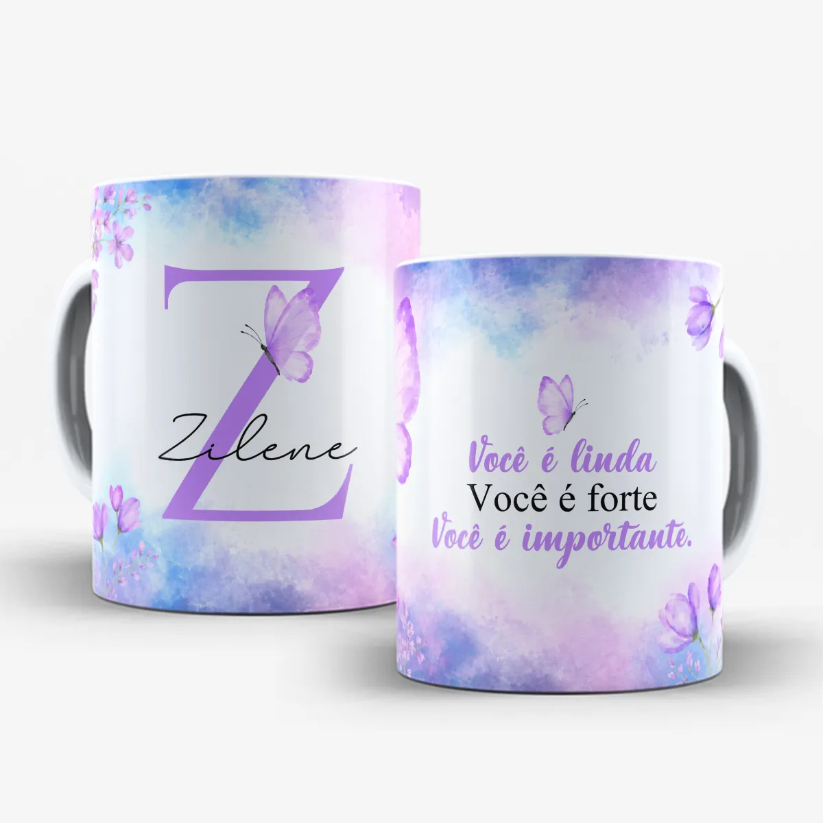 arte para caneca alfabeto floral lilás borboleta com inicial e nome, flores e borboletas nas bordas, frase motivacional para amiga e espaço para nome