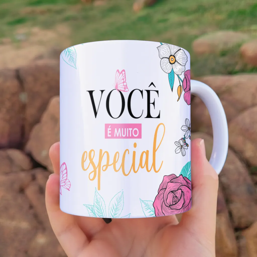arte para caneca amiga irmã que escolhi para a vida, com flores, folhas e borboletas em tons suaves e a frase "você é muito especial"