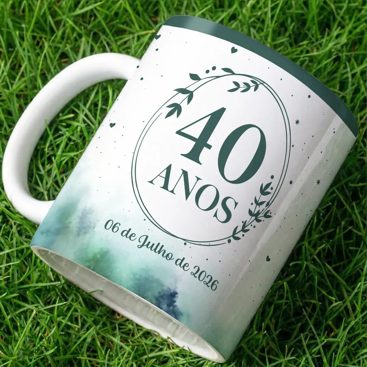 arte para caneca 40 anos de casados bodas de esmeralda com folhas, corações, fundo aquarela verde e espaço para nomes e data