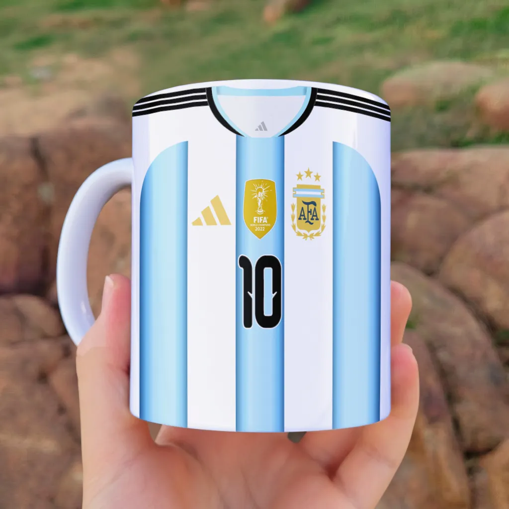 Arte para caneca camisa Argentina 2026 com listras azul claro e branco, número 10, escudo e selo de campeã mundial 2022