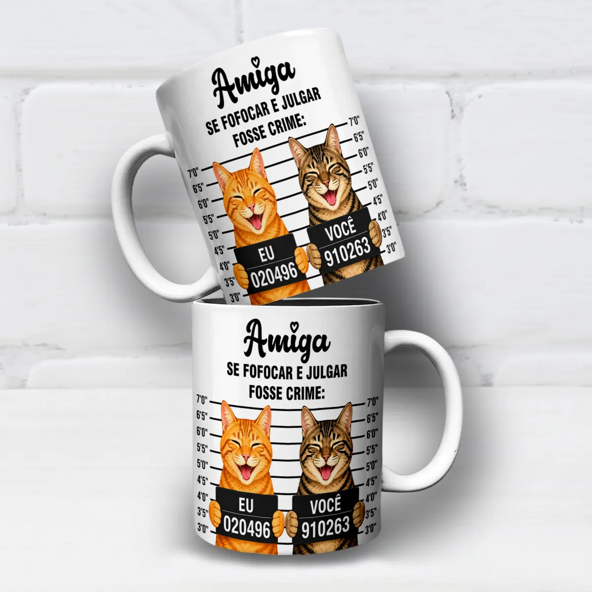 arte para caneca amiga se fofocar e julgar fosse crime gato: dois gatinhos com plaquinhas "EU" e "VOCÊ" e frase "SE FOFOCAR E JULGAR FOSSE CRIME"